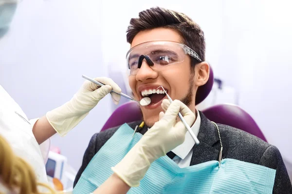 Portret mężczyzny. uśmiechać się do twarzy. Koncepcja opieki stomatologicznej. — Zdjęcie stockowe