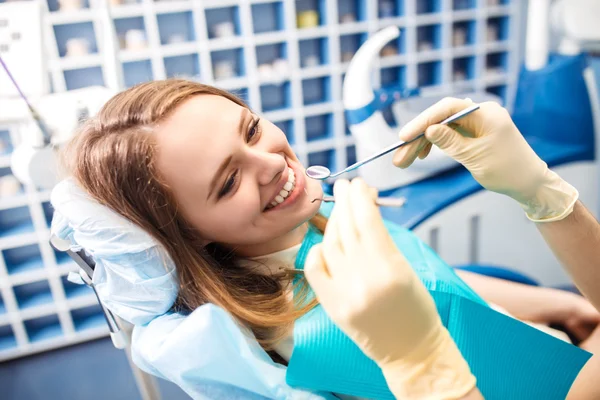 Gambaran karies gigi prevention.Woman di kursi dokter gigi selama prosedur gigi. Wanita cantik tersenyum Stok Lukisan  
