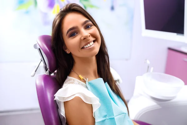 Gambaran karies gigi prevention.Woman di kursi dokter gigi selama prosedur gigi. Wanita cantik tersenyum Stok Gambar Bebas Royalti