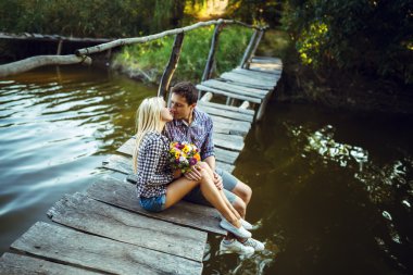 Bir genç çift öpücük sunrise Park