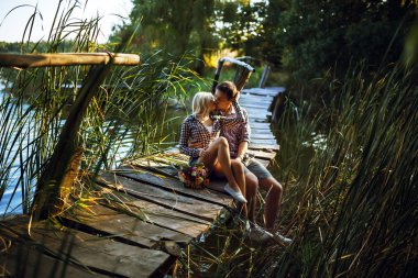 Bir genç çift öpücük sunrise Park