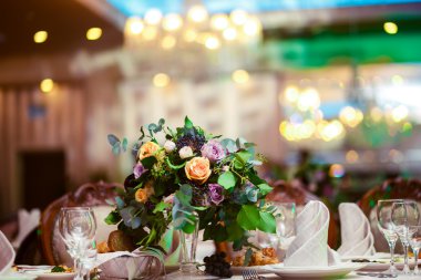 Düğün masaya güzel çiçek