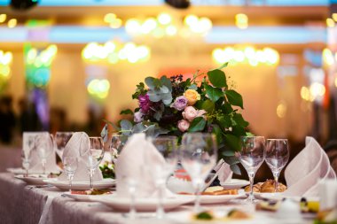 Düğün masaya güzel çiçek