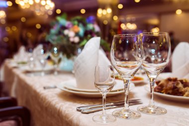 bir restoranda iyi hizmet tablo