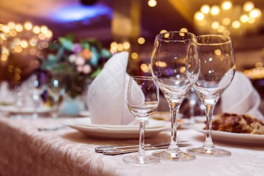 bir restoranda iyi hizmet tablo