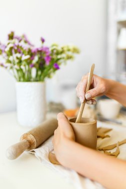 Bayan potter bir kase oluşturma. Eller toprak kap yapma. Usta sanatçı seramik beceri atölye kavramı. el yapımı