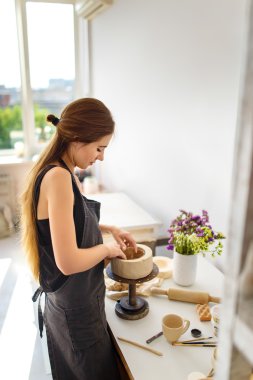 Bayan potter bir kase oluşturma. Eller toprak kap yapma. Usta sanatçı seramik beceri atölye kavramı. el yapımı