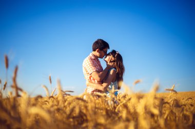 Kaç aşk günbatımı ihale anlarda zevk içinde. Seyahat erkek ve kız birlikte rahatlatıcı ilişkisi duygusal kavramı.