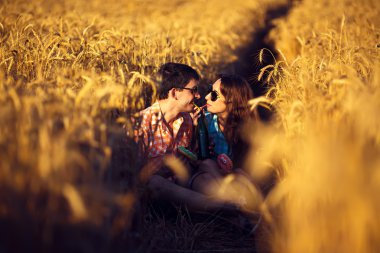 Kaç aşk günbatımı ihale anlarda zevk içinde. Seyahat erkek ve kız birlikte rahatlatıcı ilişkisi duygusal kavramı.