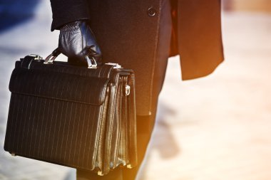 deri evrak çantası elinde. genç işadamı 