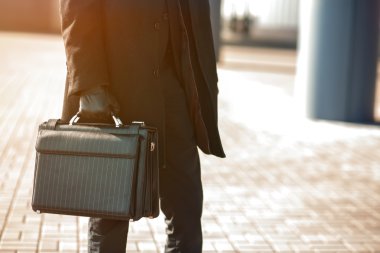 deri evrak çantası elinde. genç işadamı 