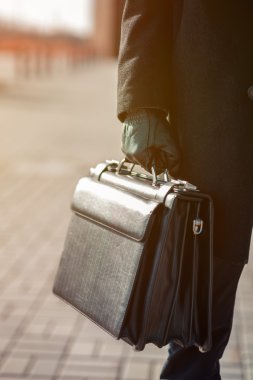 deri evrak çantası elinde. genç işadamı 