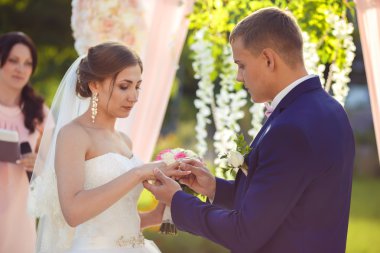 Beyaz elbiseli güzel seksi gelin ağlıyor. 