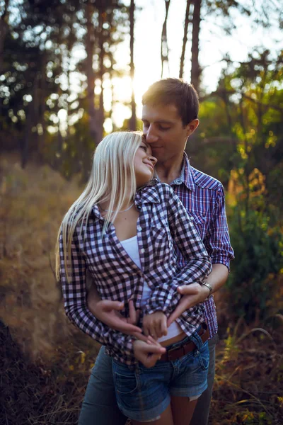 Verliebte Paare genießen zarte Momente während des Sonnenuntergangs — Stockfoto