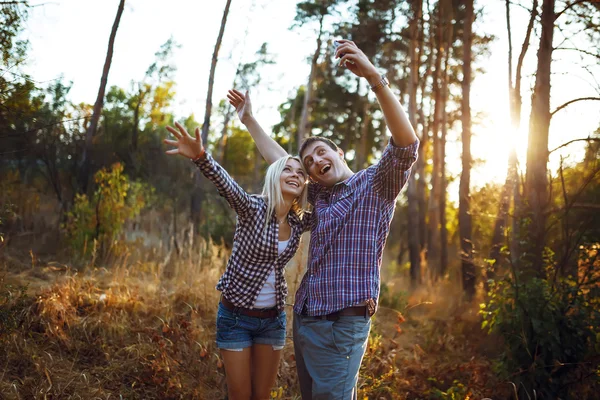 Couple amoureux profitant de moments tendres pendant le coucher du soleil — Photo