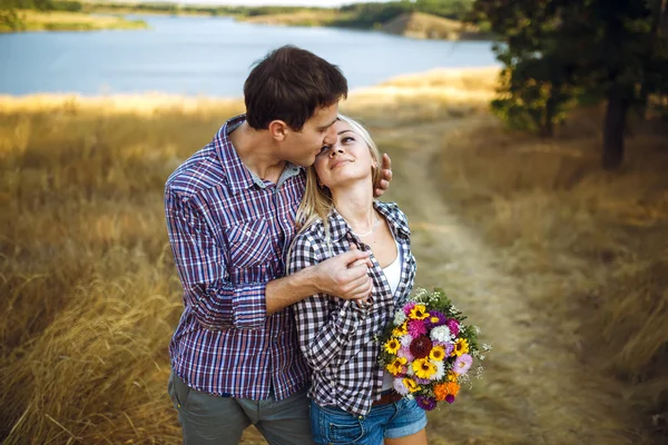 Pareja enamorada disfrutando de momentos tiernos durante el atardecer —  Fotos de Stock