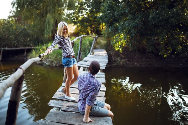 Ett ungt par kyssa i parken vid soluppgången — Stockfoto