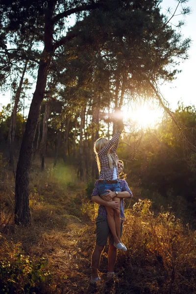 Casal apaixonado desfrutando de momentos ternos durante o pôr do sol — Fotografia de Stock