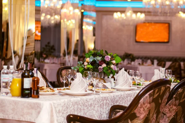 Goed Geserveerd Tafel Een Restaurant — Stockfoto