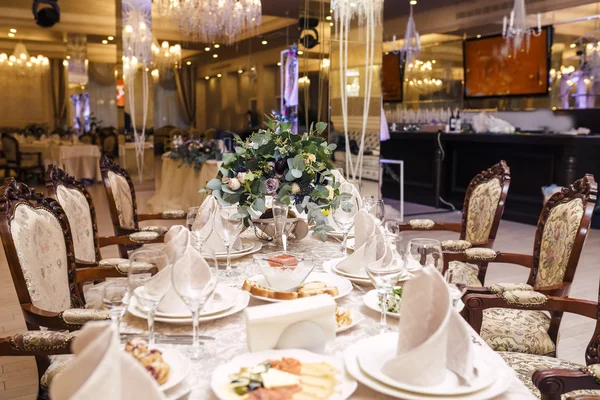 Hizmet düğün tablo. Kutlama için Tablo ayarı