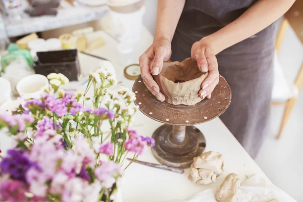 Vrouwelijke Potter Maken Een Kom Handen Van Het Maken Van — Stockfoto