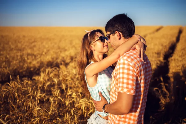 Casal apaixonado desfrutando de momentos ternos durante o pôr do sol. Conceito emocional de relacionamento com namorado de viagem e namoradas relaxando juntos . — Fotografia de Stock