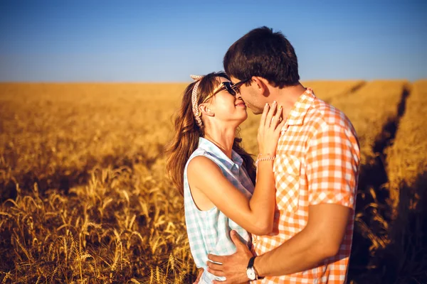 Casal apaixonado desfrutando de momentos ternos durante o pôr do sol. Conceito emocional de relacionamento com namorado de viagem e namoradas relaxando juntos . — Fotografia de Stock