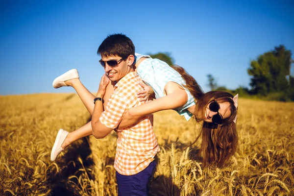 Couple amoureux profitant de moments tendres pendant le coucher du soleil. Concept émotionnel de la relation avec petit ami de voyage et copines se détendre ensemble . — Photo