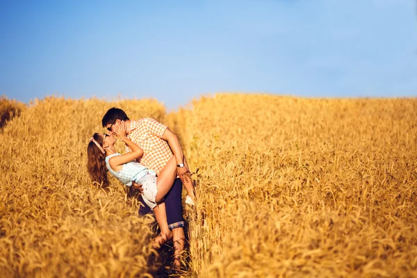 Paar verliefd genieten van tedere momenten tijdens zonsondergang. Emotionele concept van relatie met reizen vriendje en vriendinnen samen ontspannen. — Stockfoto