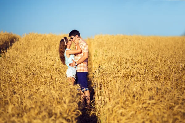 Kaç aşk günbatımı ihale anlarda zevk içinde. Seyahat erkek ve kız birlikte rahatlatıcı ilişkisi duygusal kavramı.