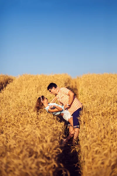 Par i kärlek njuter ömma ögonblick under solnedgången. Emotionella begreppet relation med resor pojkvän och flickvänner avkopplande tillsammans. — Stockfoto