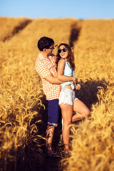 Casal apaixonado desfrutando de momentos ternos durante o pôr do sol. Conceito emocional de relacionamento com namorado de viagem e namoradas relaxando juntos . — Fotografia de Stock