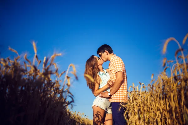 Couple amoureux profitant de moments tendres pendant le coucher du soleil. Concept émotionnel de la relation avec petit ami de voyage et copines se détendre ensemble . — Photo