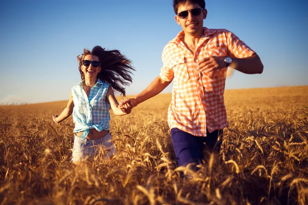 Pasangan yang jatuh cinta menikmati momen-momen lembut saat matahari terbenam. Konsep emosional hubungan dengan pacar perjalanan dan pacar santai bersama-sama . — Stok Foto