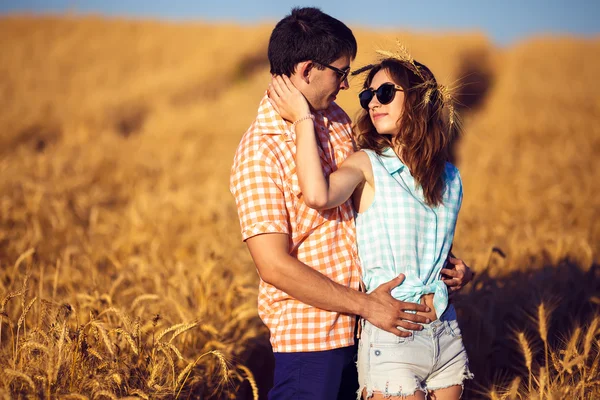 Casal apaixonado desfrutando de momentos ternos durante o pôr do sol. Conceito emocional de relacionamento com namorado de viagem e namoradas relaxando juntos . — Fotografia de Stock