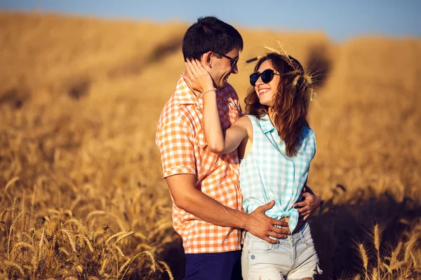 Casal apaixonado desfrutando de momentos ternos durante o pôr do sol. Conceito emocional de relacionamento com namorado de viagem e namoradas relaxando juntos . — Fotografia de Stock