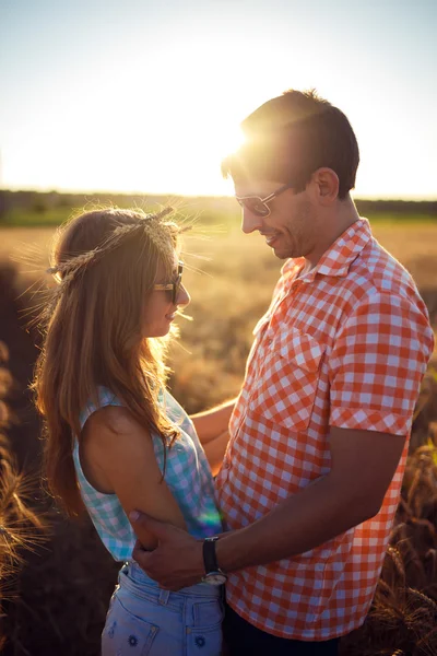 Casal apaixonado desfrutando de momentos ternos durante o pôr do sol. Conceito emocional de relacionamento com namorado de viagem e namoradas relaxando juntos . — Fotografia de Stock