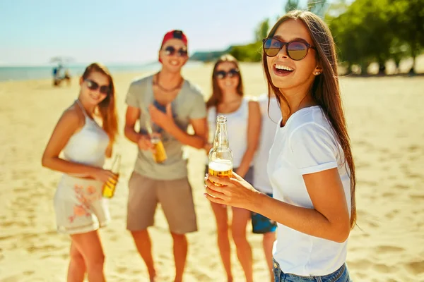 Lachende Jong Meisje Met Bier Andere Terwijl Mensen Barbecueën Achtergrond — Stockfoto