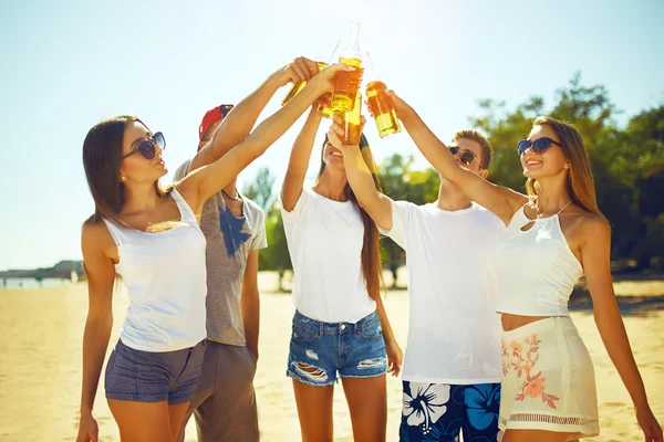 Młodzi Ludzie Sakiewkach Brzęczały Szklanki Piwa Ludzie Celebracja Beach Party — Zdjęcie stockowe