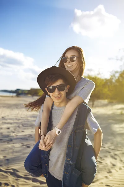 Pasangan Muda Yang Indah Mencintai Dalam Gaya Hipster Berpose Pantai — Stok Foto