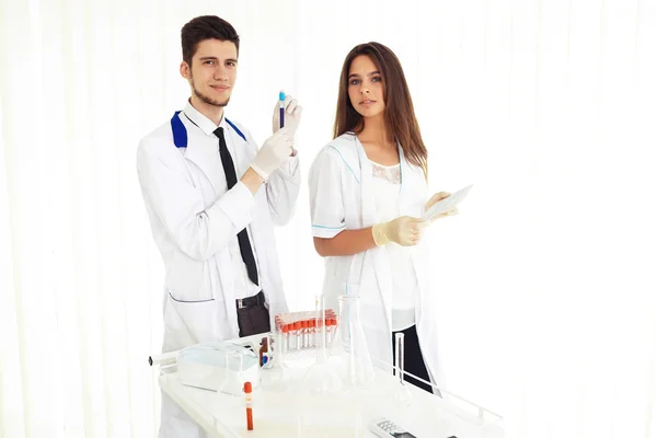 Gruppo di scienziati che lavorano al laboratorio Concetto di laboratorio con il chimico maschio caucasico . — Foto Stock