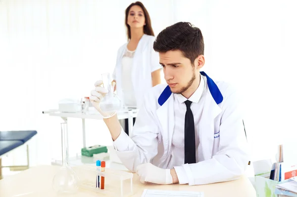 Groep wetenschappers werkzaam bij het laboratorium Laboratorium concept met blanke mannelijke scheikundige. — Stockfoto