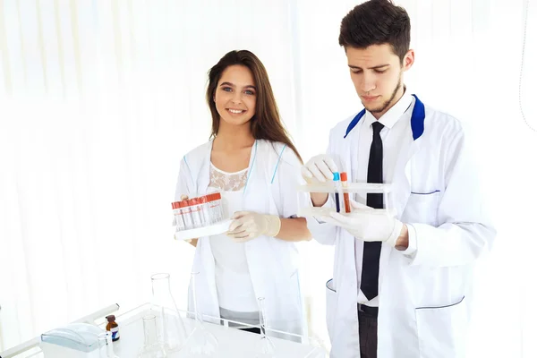 Grupo de cientistas que trabalham no laboratório Conceito de laboratório com o químico masculino caucasiano . — Fotografia de Stock