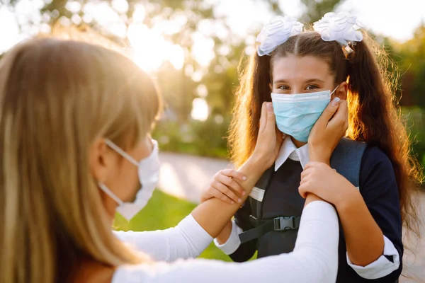 Cuidar Madre Ayuda Usar Una Máscara Médica Colegiala Aire Libre — Foto de Stock