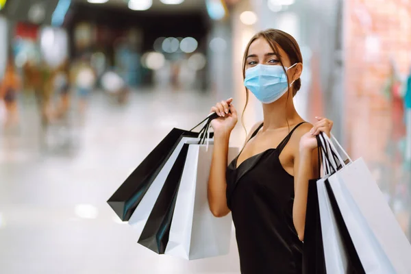 Stijlvolle Vrouw Beschermende Medische Masker Houden Boodschappentassen Het Winkelen Winkelen — Stockfoto