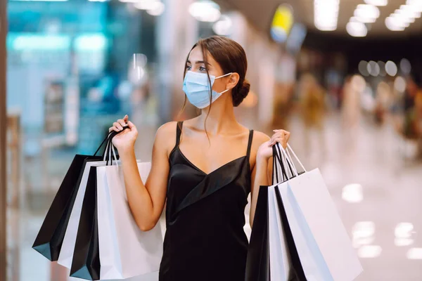 Stijlvolle Vrouw Beschermende Medische Masker Houden Boodschappentassen Het Winkelen Winkelen — Stockfoto