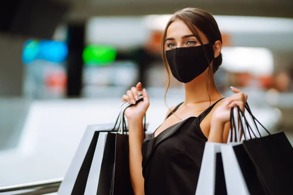 Gyönyörű Védő Fekete Maszkban Vásárlás Után Bevásárlás Koronavírus Járványban Eladó — Stock Fotó