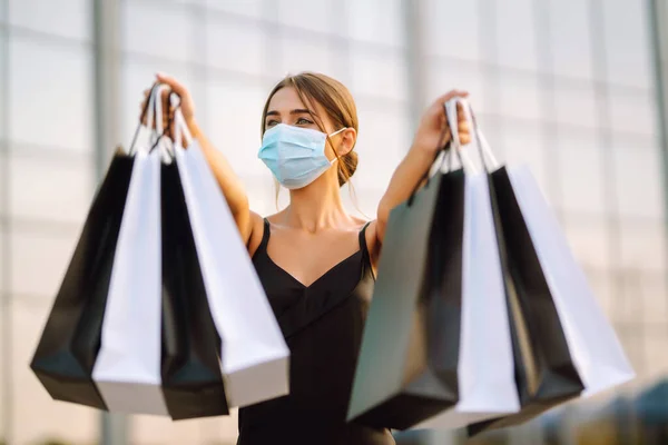 Mujer Con Estilo Máscara Médica Protectora Sosteniendo Bolsas Compras Cerca — Foto de Stock