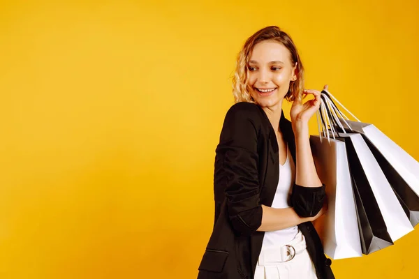 Belle Femme Après Avoir Fait Shopping Posant Sur Fond Jaune — Photo