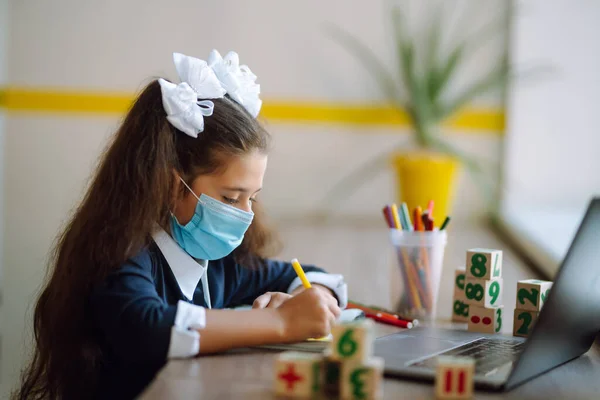 Stilvolles Schulmädchen Medizinischer Maske Beim Hausaufgabenlernen Während Ihrer Online Lektion — Stockfoto